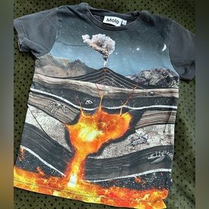 Molo tee volcano size 116 (US 6/8)
